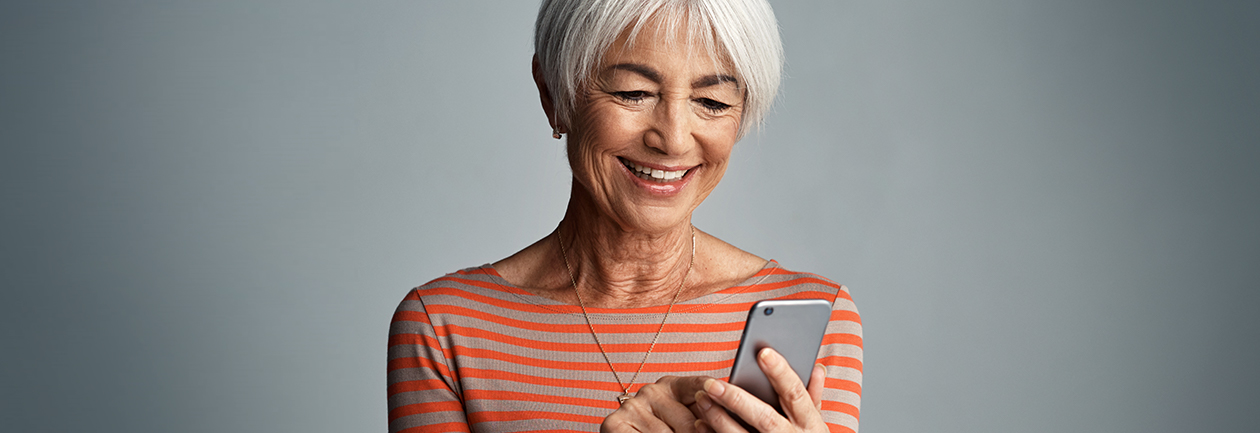 Pięć kwestii, które warto wziąć pod uwagę, wybierając telefon lub smartfon dla seniora