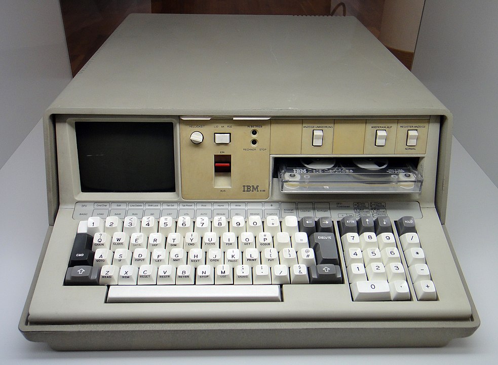 IBM 5100 / By Sandstein - Praca własna, CC BY-SA 3.0, https://commons.wikimedia.org/w/index.php?curid=16332671