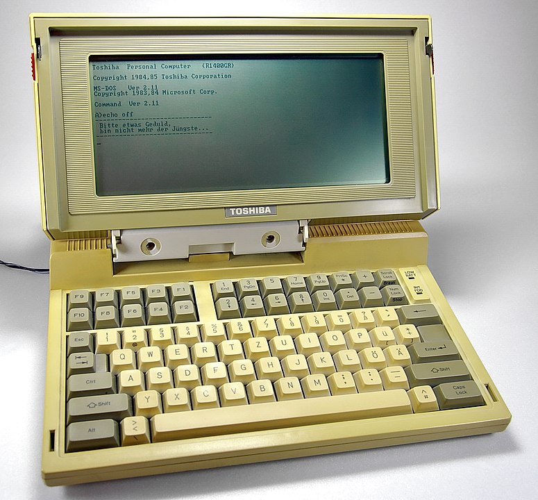 Toshiba T1100 / By Johann H. Addicks - own photo, deriving from Gallery, CC BY-SA 3.0, https://commons.wikimedia.org/w/index.php?curid=1254296