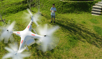 Chcesz latać dronem? To może oznaczać konieczność rejestracji, szkolenia i zdania egzaminu – weszło nowe prawo