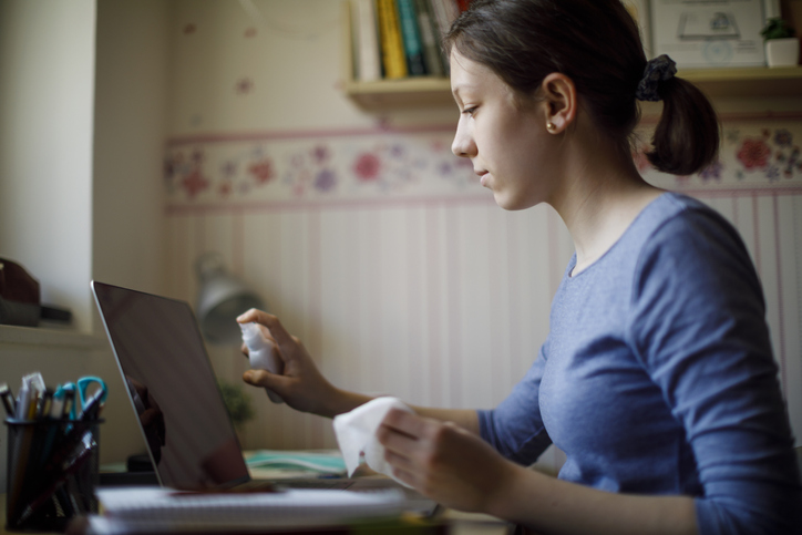 dziewczyna czyszcząca ekran laptopa