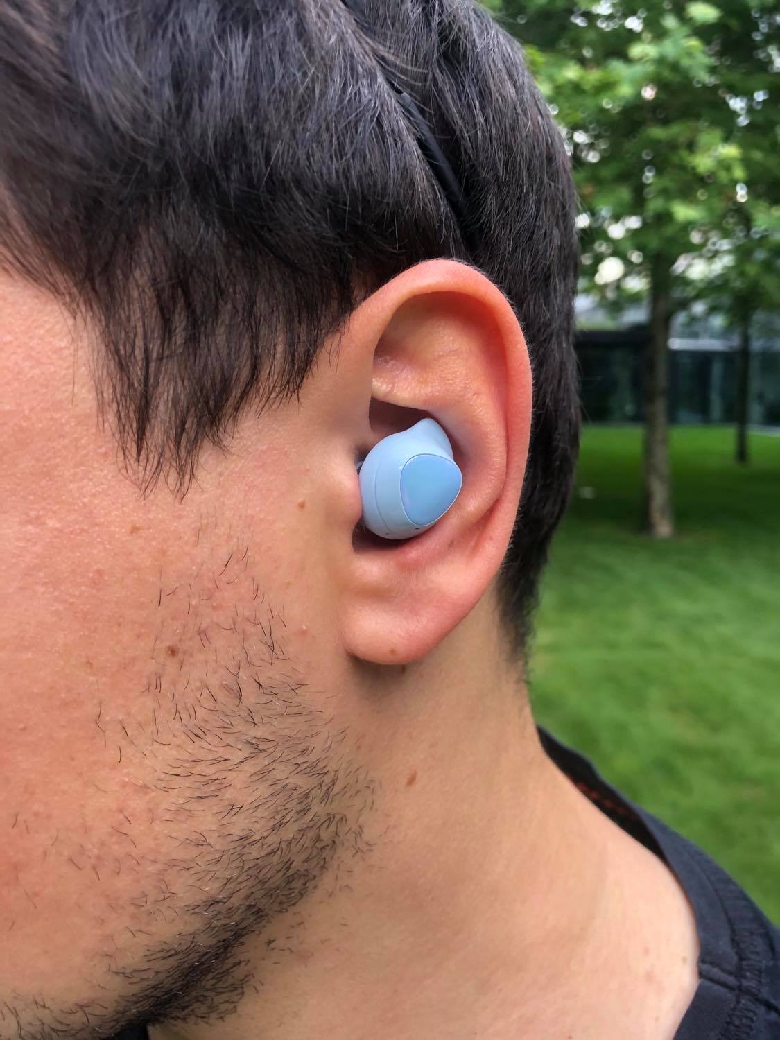 Słuchawki Samsung Galaxy Buds+ w uchu mężczyzny