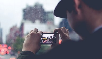 Jak nakręcić dobre wideo smartfonem i z jakich aplikacji warto korzystać – poradnik dla twórców