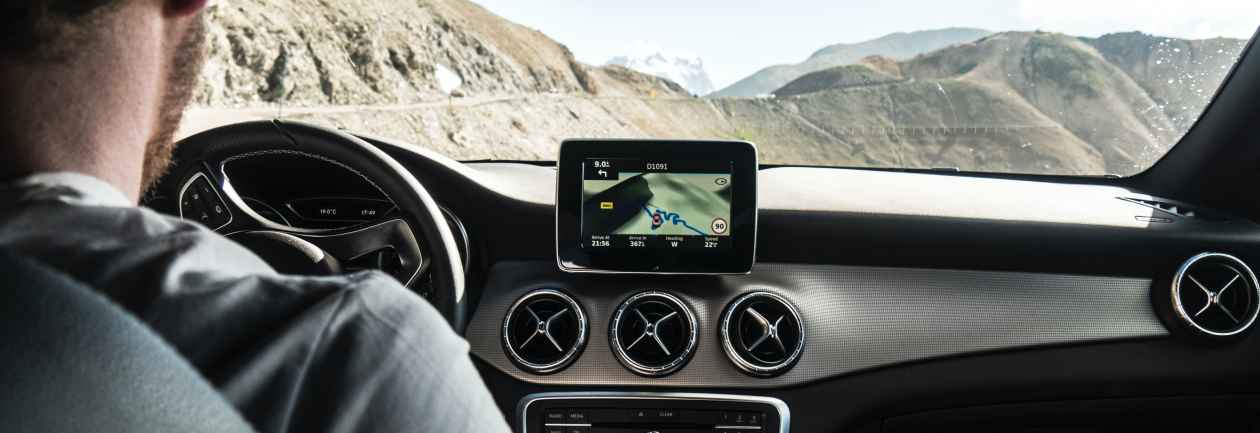 Android Auto, Apple CarPlay i inne – jak wykorzystać smartfon w samochodzie?
