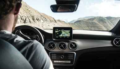 Android Auto, Apple CarPlay i inne – jak wykorzystać smartfon w samochodzie?