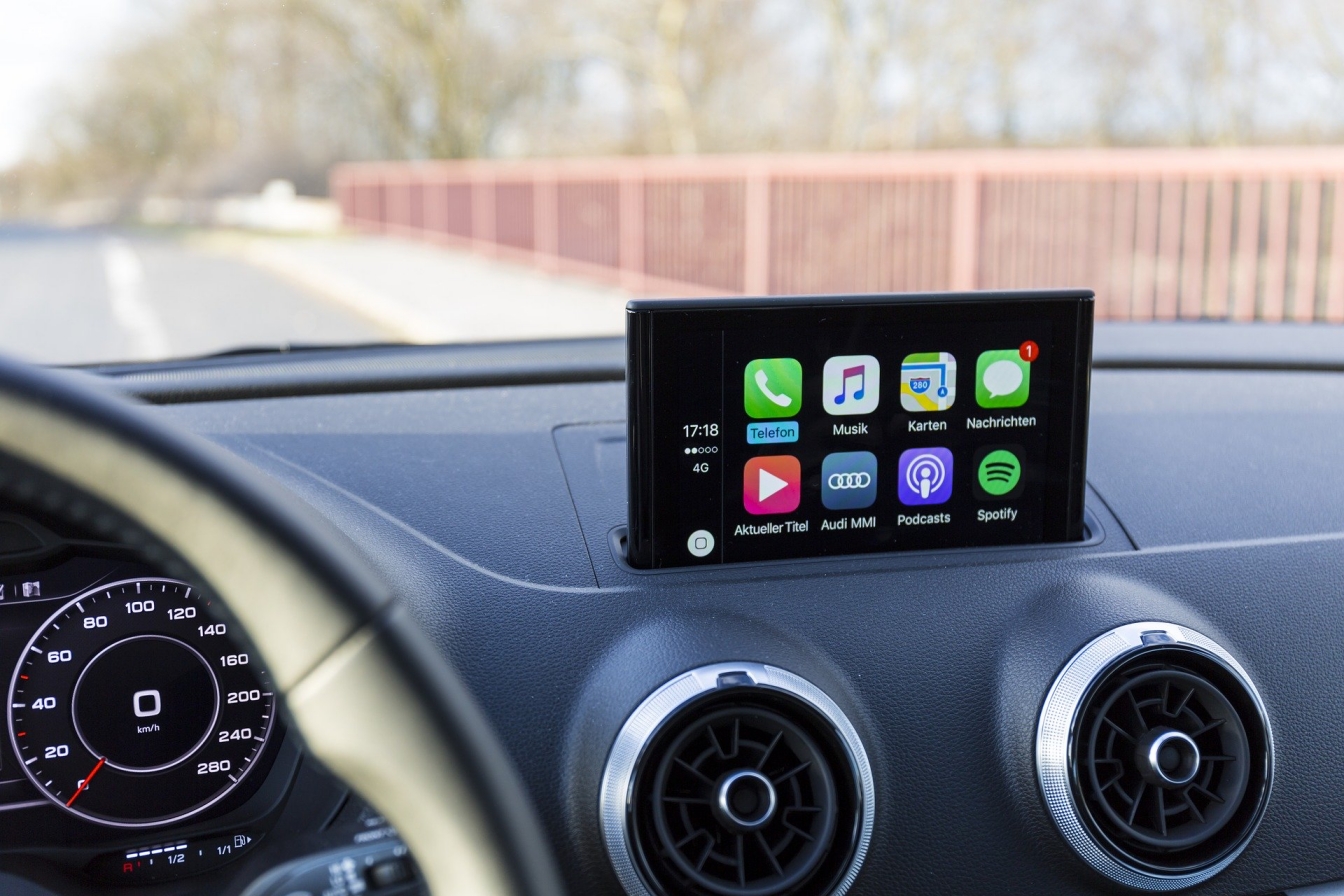 Widok Apple CarPlay w samochodzie