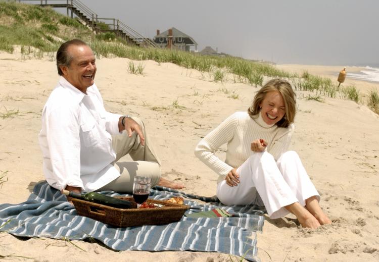 kadr z filmu z aktorami siedzącymi na plaży