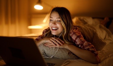 Internet bez umowy terminowej – sprawdź, jak działa światłowód w Twoim domu