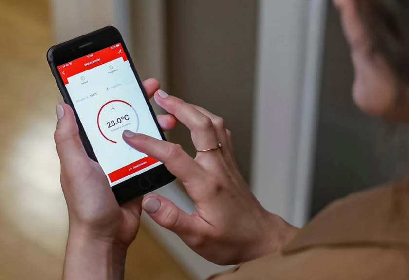Smartfon z widokiem aplikacji obsługującej inteligentny dom 