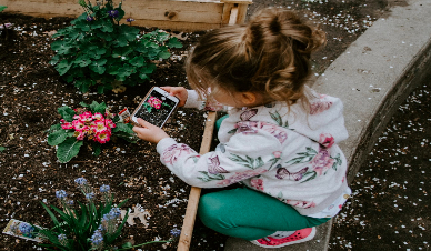 Pierwszy telefon dla dziecka. Na co zwrócić uwagę przy wyborze?