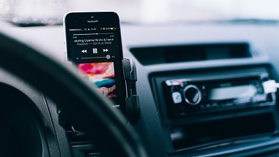 Uchwyt na telefon do samochodu – jaki model wybrać?