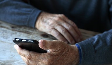 Przycisk SOS dla seniora – jak go włączyć na smartfonie?