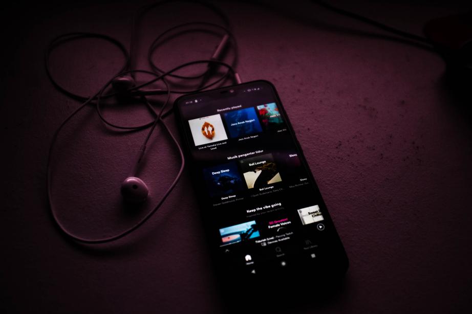 Aplikacja Spotify włączona w telefonie