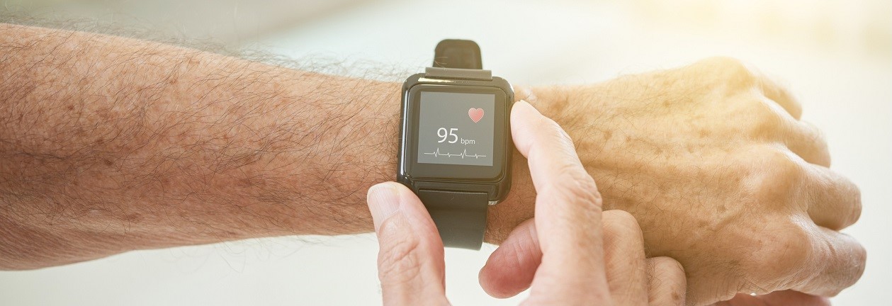 Opaska i smartwatch dla seniora – poznaj te praktyczne urządzenia