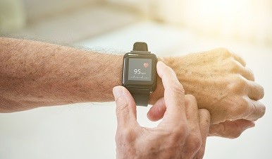 Opaska i smartwatch dla seniora – poznaj te praktyczne urządzenia