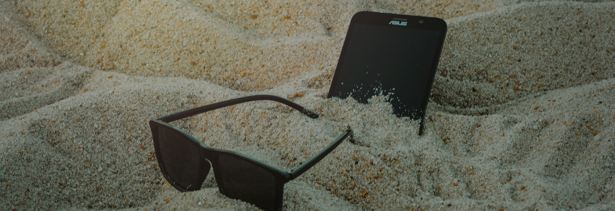 smartfon w piasku