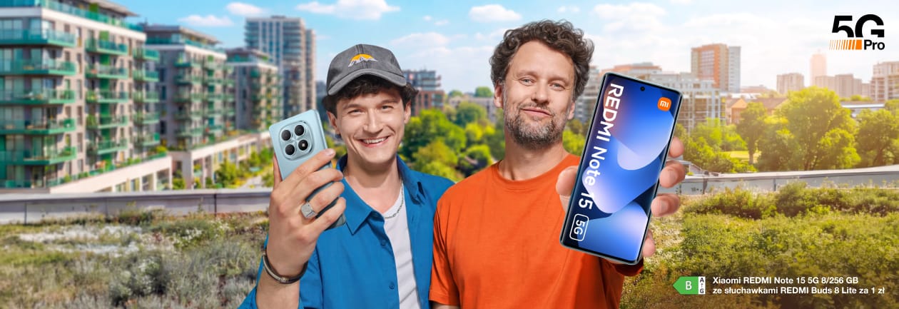 Dwóch mężczyzn prezentuje smartfony objęte ofertą specjalną
