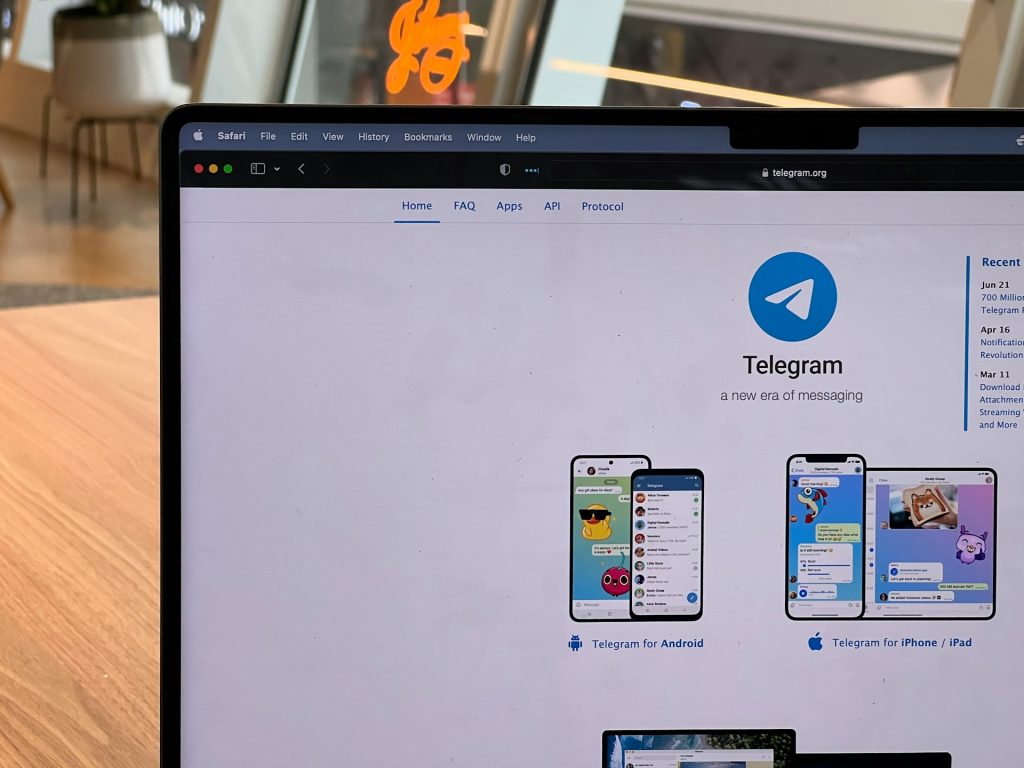 Popularnym komunikatorem internetowym w Polsce jest również Telegram - szczególnie wykorzystywany przez osoby z krajów takich jak Ukraina, Rosja, Białoruś czy Kazachstan.