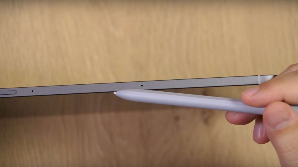 Rysik na tle obudowy w Samsung Galaxy Tab S10 FE.