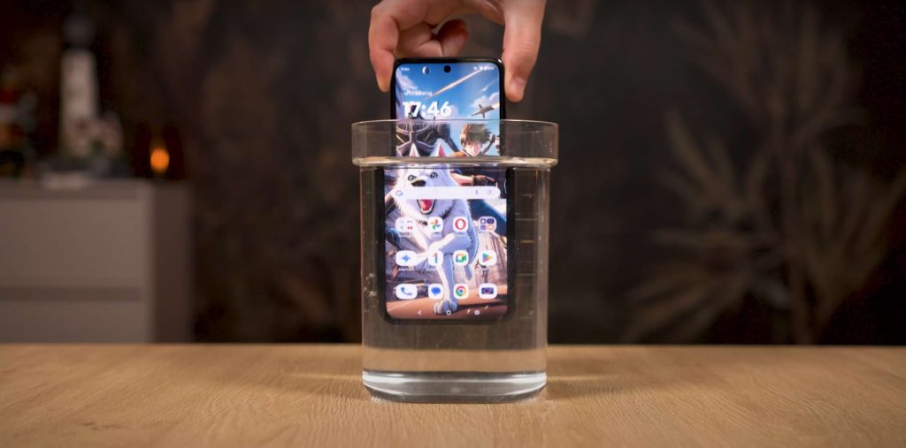 Motorola Razr 60 5G jest wodoodporna, co potwierdza certyfikat.