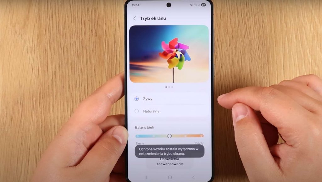 Wyświetlacz w Samsung Galaxy S25 cieszy się pełną paletą kolorów.
