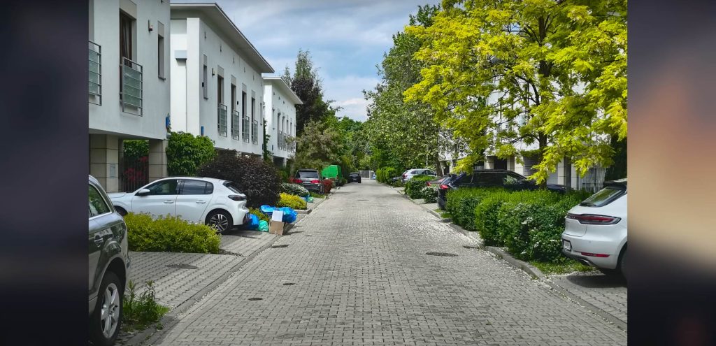 Zdjęcia z tylnego aparatu Motorola Razr 60 5G naprawdę dają radę nawet w ciemniejszym anturażu.
