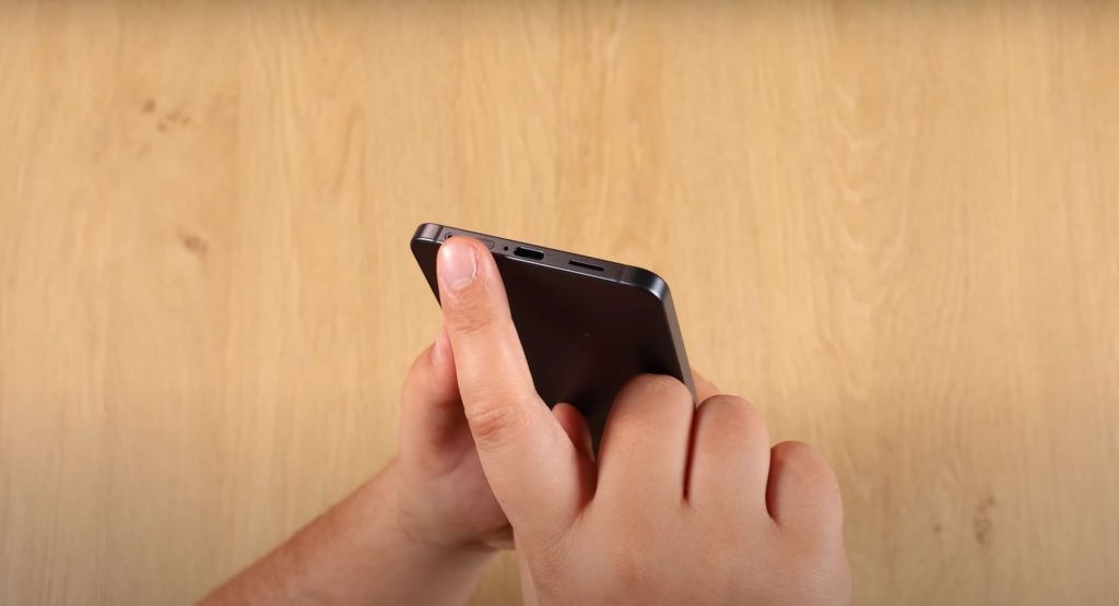 SIM i wszystkie inne złącza w Samsung Galaxy S25 Edge są umieszczone intuicyjnie i zgodnie z najwyższymi standardami marki.