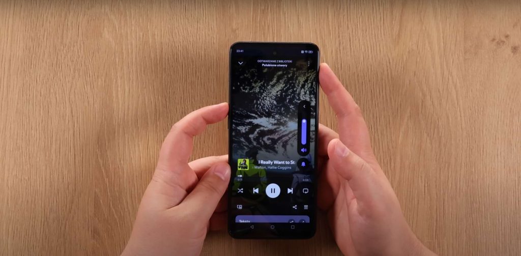 Dźwięki w Nubia Neo 3 mają najlepszą przestrzeń do popisu po podłączeniu słuchawek.