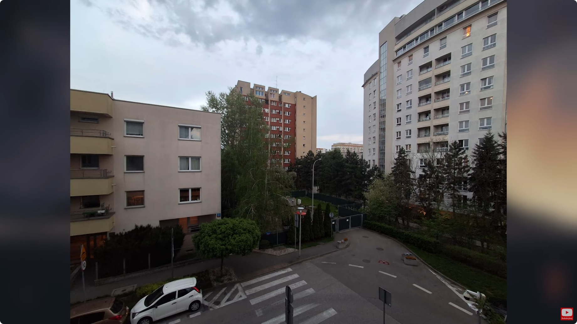 zdjęcie wieczorem z aparatu ultraszerokokątnego w samsung galaxy a26