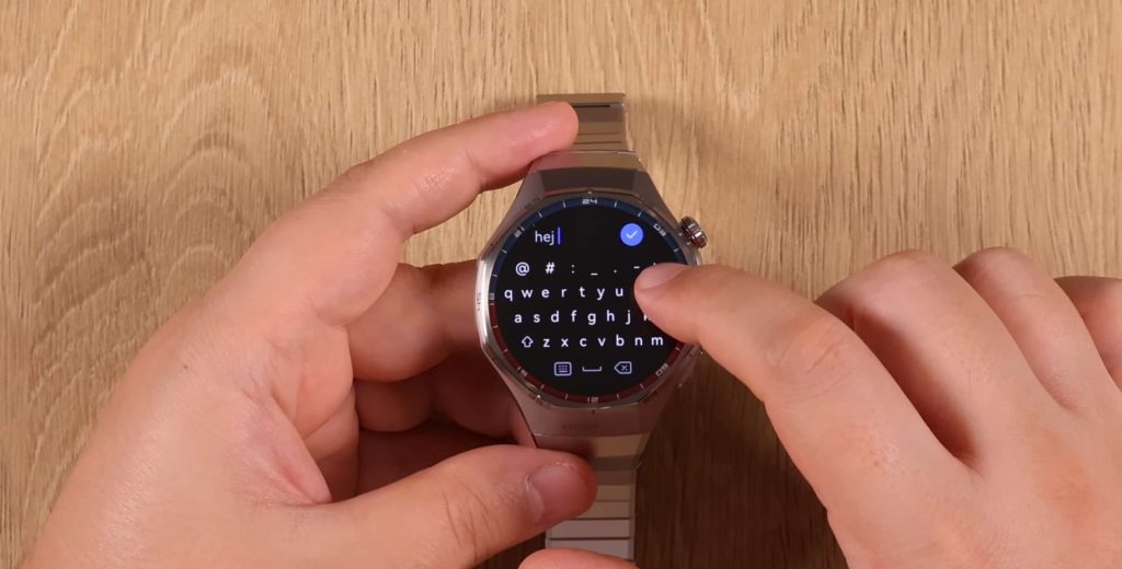 Klawiatura w Huawei Watch GT 6 Pro nie należy do najwygodniejszych.