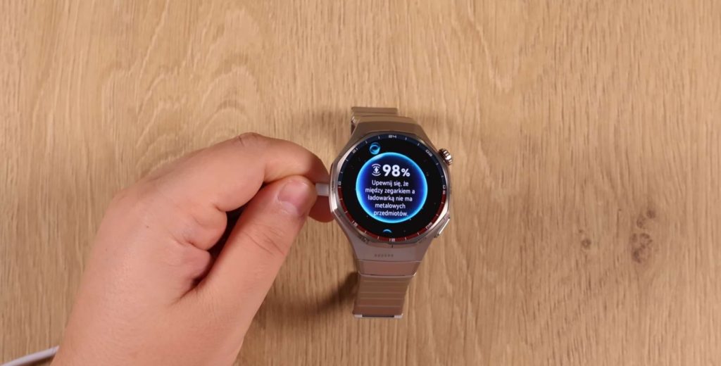 Ładowanie Huawei Watch GT 6 Pro jest niezwykle szybkie, ale i dlugoterminowe w użytkowaniu.