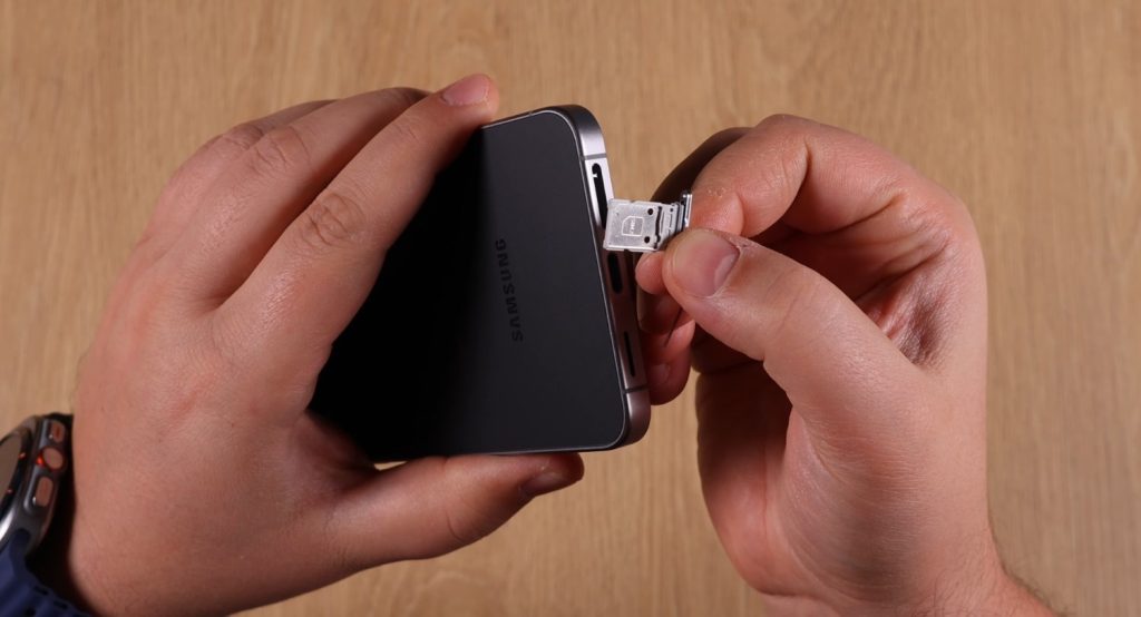 Karta SIM w Samsung Galaxy S25 FE wkładana jest z charakterystycznej strony.