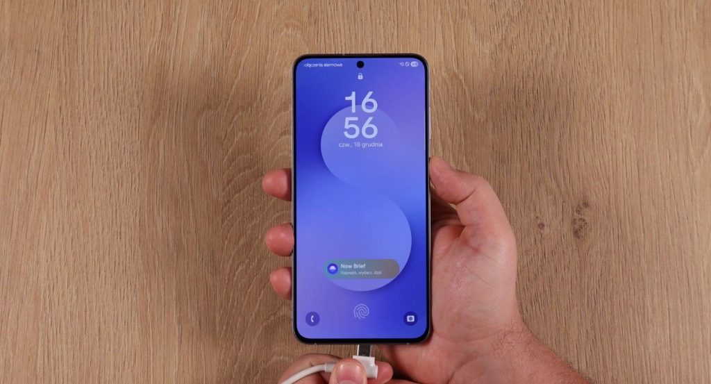 Ładowanie Samsung Galaxy S25 FE to jedna z najbardziej kontrowersyjnych kwestii modelu.