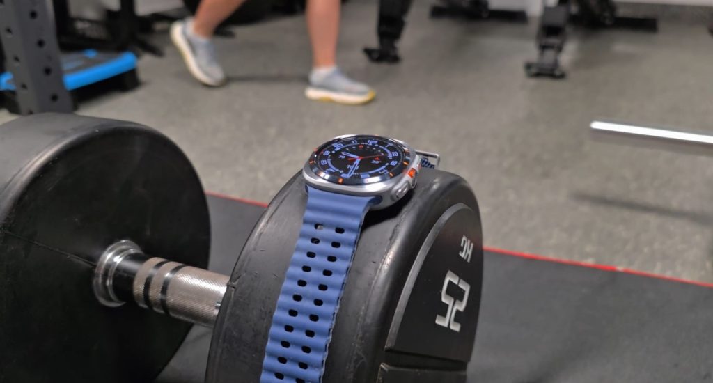 Samsung Galaxy Watch Ultra sprawdzi się również na siłowni.