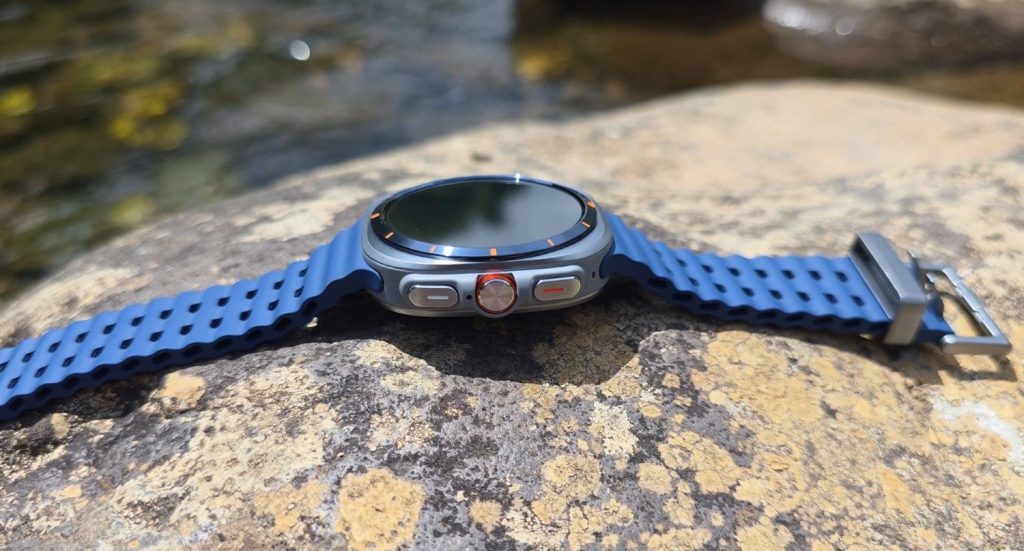 Samsung Galaxy Watch Ultra jest wodoodporny i wytrzymuje większą ilość kurzu oraz pyłów.