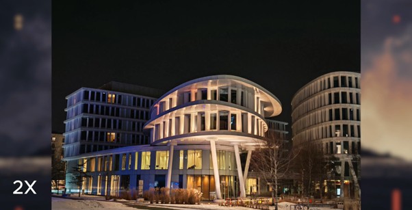 Zdjęcie nocne budynku w przybliżeniu 2x w aparacie Honor Magic 8 Pro