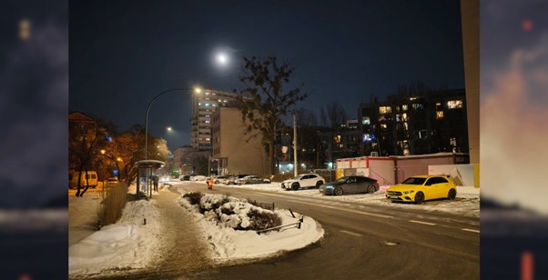 Zdjęcie nocne miasta wykonane aparatem Motoroli G86 Power