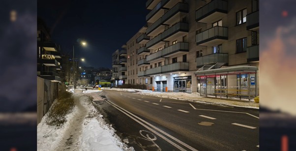 Zdjęcie miasta nocą aparatem Motoroli G86 Power