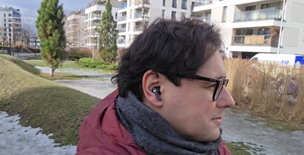 słuchawki Galaxy Buds 4 Pro na zewnątrz
