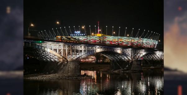 Zdjęcie stadionu nocą z Samsunga Galaxy S26+