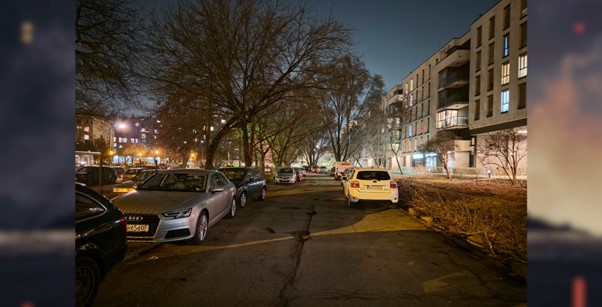 Zdjęcie miasta w nocy z Samsunga Galaxy S26+