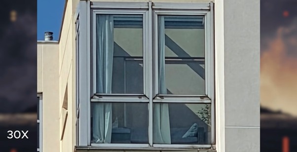 Zdjęcie budynku w przybliżeniu x30 z Samsunga Galaxy S26+