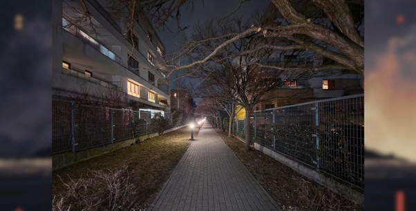 Zdjęcie nocą wykonane ultraszerokokątnym aparatem Samsunga Galaxy S26+