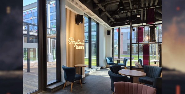 Zdjęcie kawiarni z Samsunga Galaxy S26+