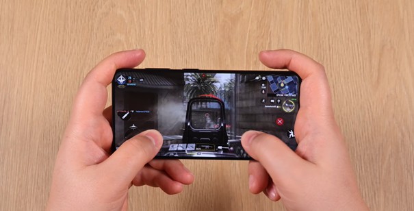 wyświetlacz podczas gry na smartfonie Samsung Galaxy S26