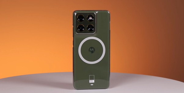 Tył telefonu komórkowego Motorola Edge 70