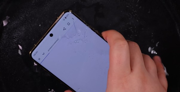Smartfon Motorola Signature zanurzony w wodzie