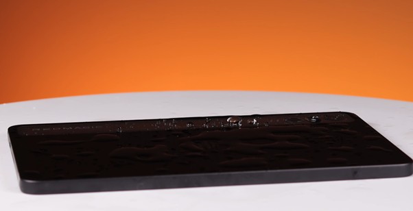 Zachlapany wodą tablet REDMAGIC ASTRA