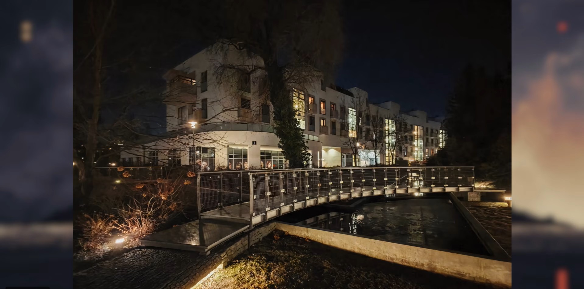 Zdjęcie budynku nocą w trybie szerokokątnym