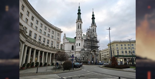 Zdjęcie miasta z głównego aparatu Motoroli Edge 70